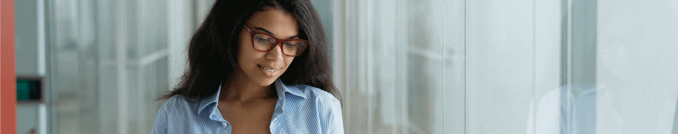 Pareja mirando una computadora portátil