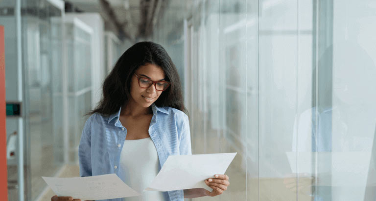 Pareja mirando una computadora portátil