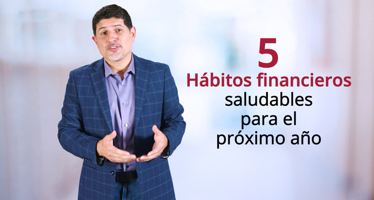 Un hombre con cabello negro de traje azul que hace gestos con las manos. El texto superpuesto dice: “5 hábitos financieros saludables para el próximo año”.