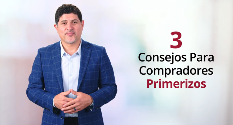 Un hombre con cabello negro y un blazer azul está de pie mirando hacia adelante. El texto “3 Consejos Para Compradores Primerizos” está superpuesto.