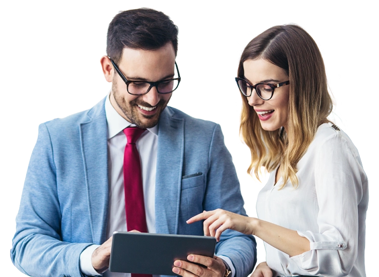 Hombre y mujer en ropa formal sonríen al revisar información en una tableta electrónica