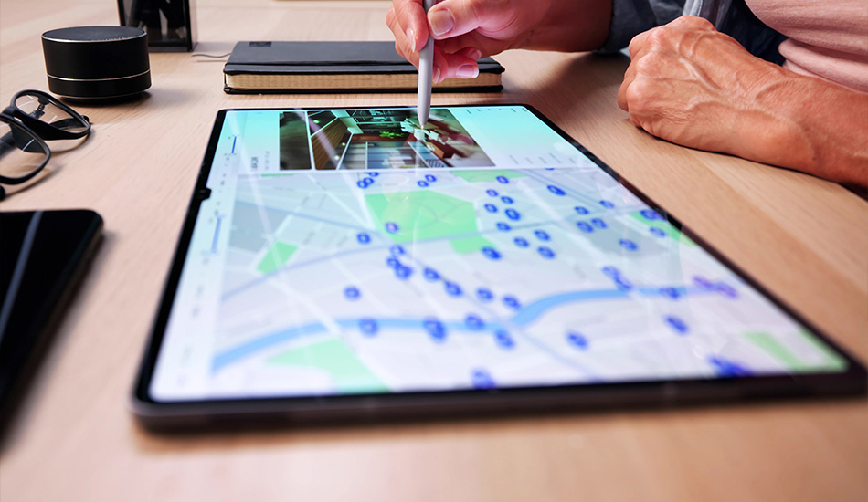 Mujer PYME prepara cajas de paquetería