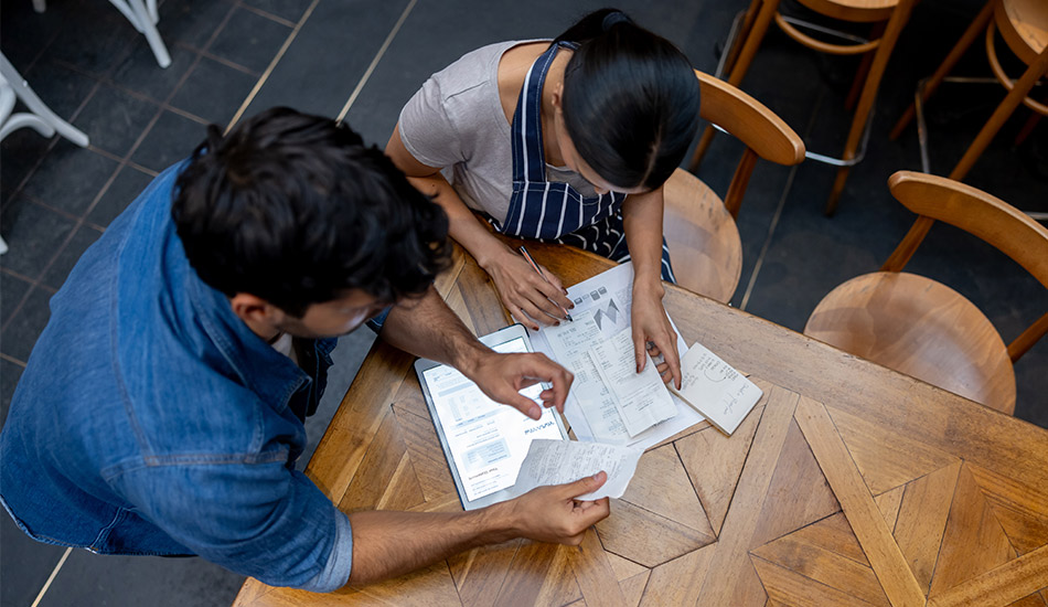 Emprendedores realizan contabilidad de su restaurante al terminar el día