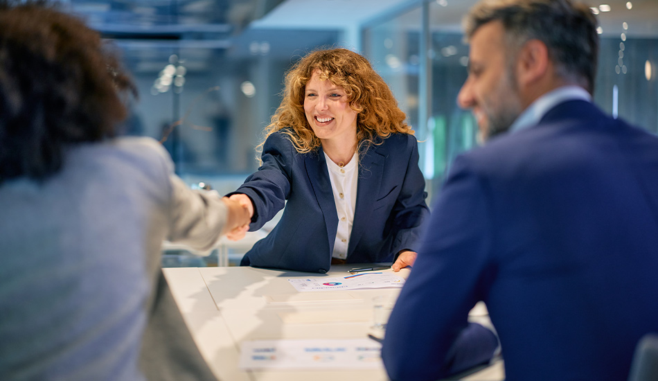 Mujeres ejecutivas estrechan su mano en señal de acuerdo