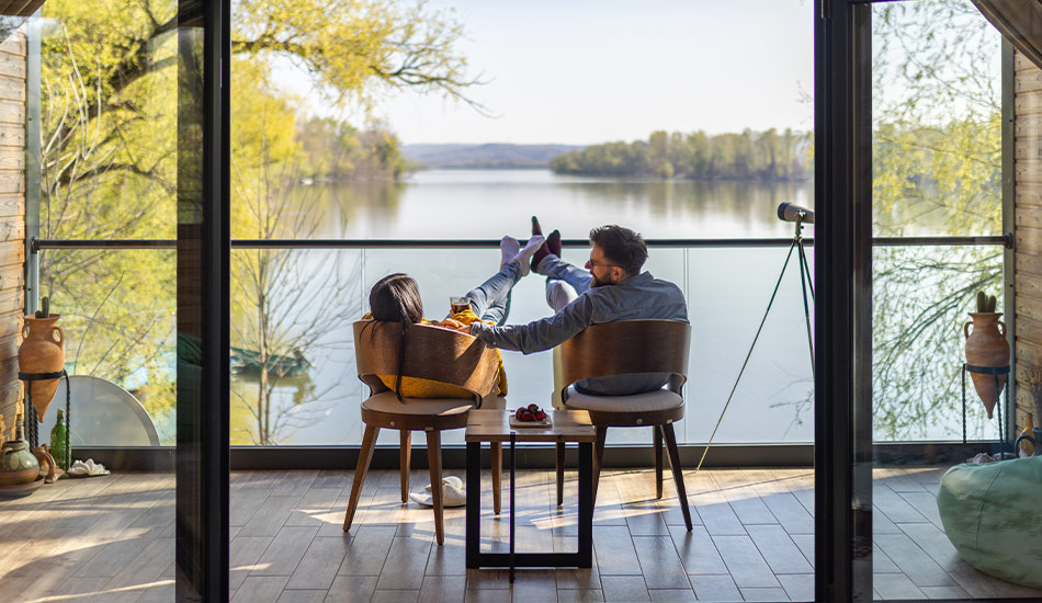Pareja disfruta la vista desde su balcón