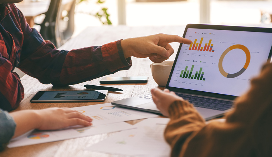 Manos señalan un gráfico en laptop