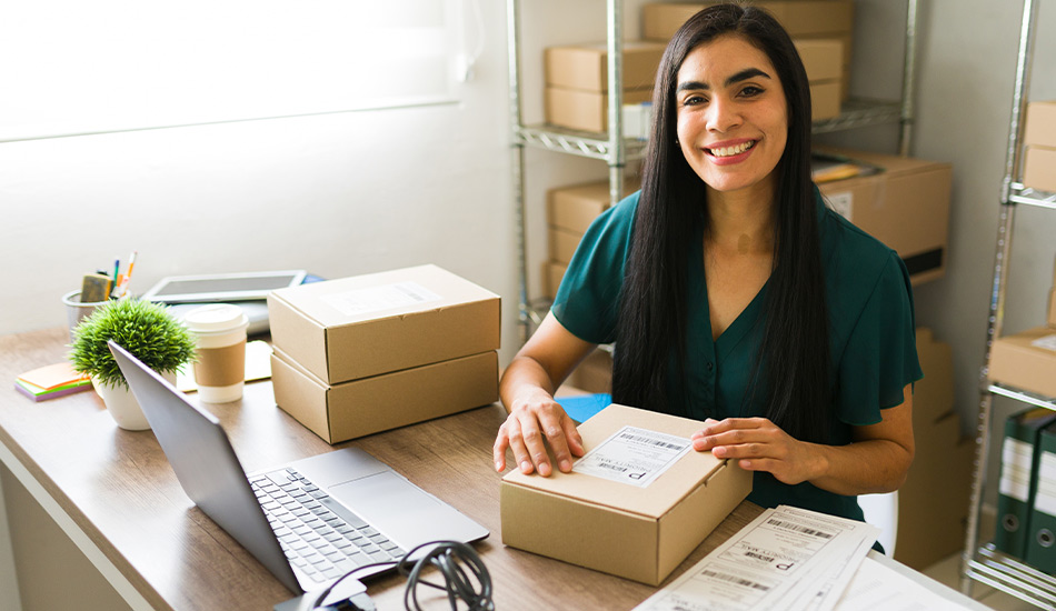 Mujer emprendedora prepara las cajas para sus órdenes de pedidos
